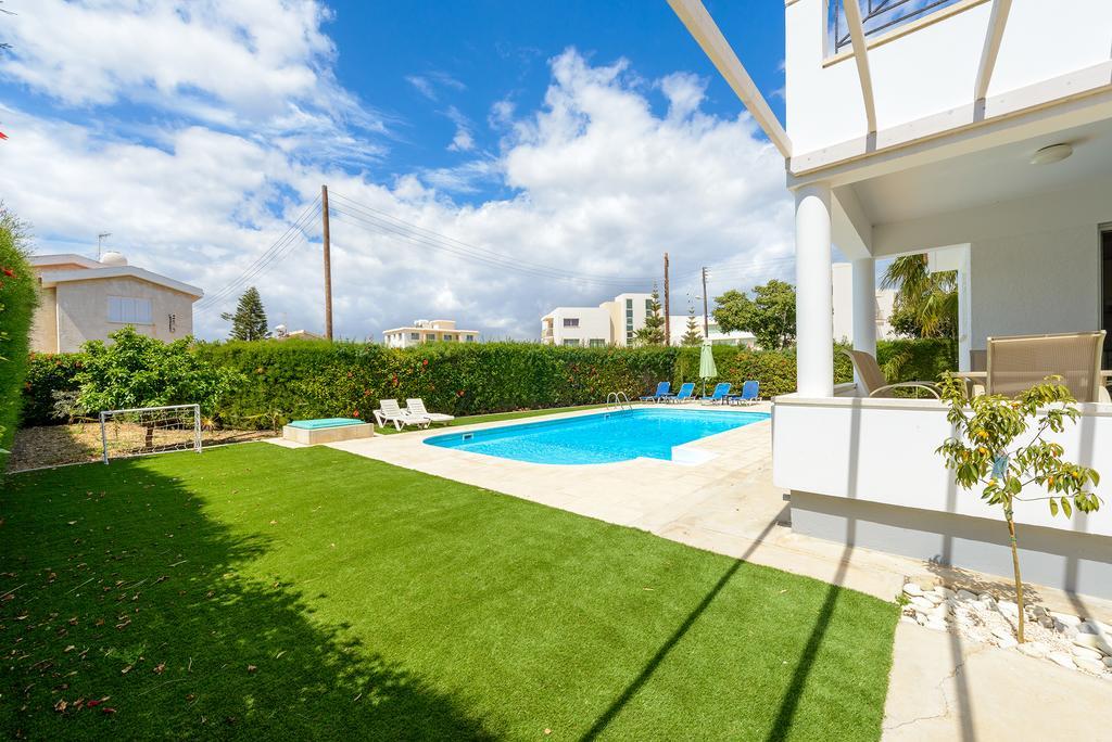 Merab Center Villas Айя Напа Стая снимка
