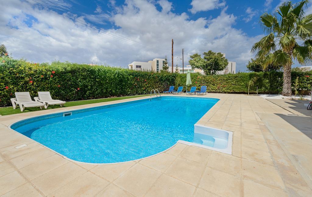 Merab Center Villas Айя Напа Стая снимка
