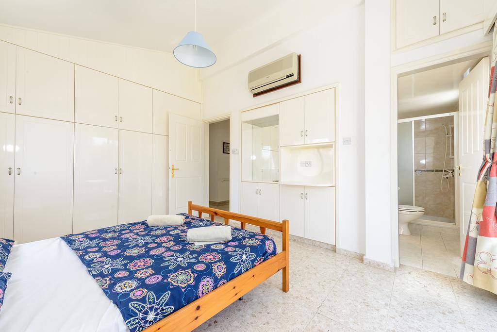 Merab Center Villas Айя Напа Стая снимка