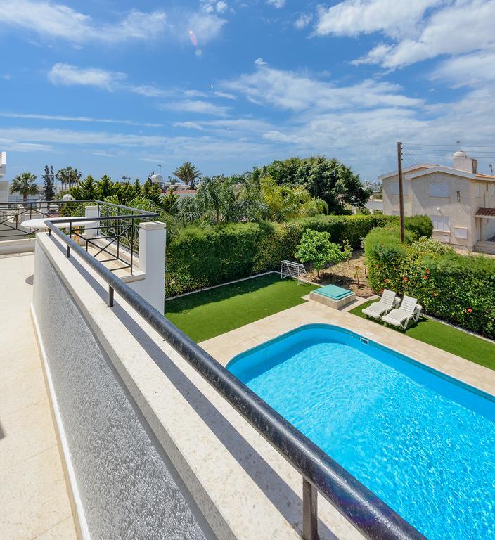 Merab Center Villas Айя Напа Стая снимка