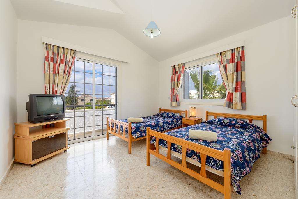 Merab Center Villas Айя Напа Стая снимка