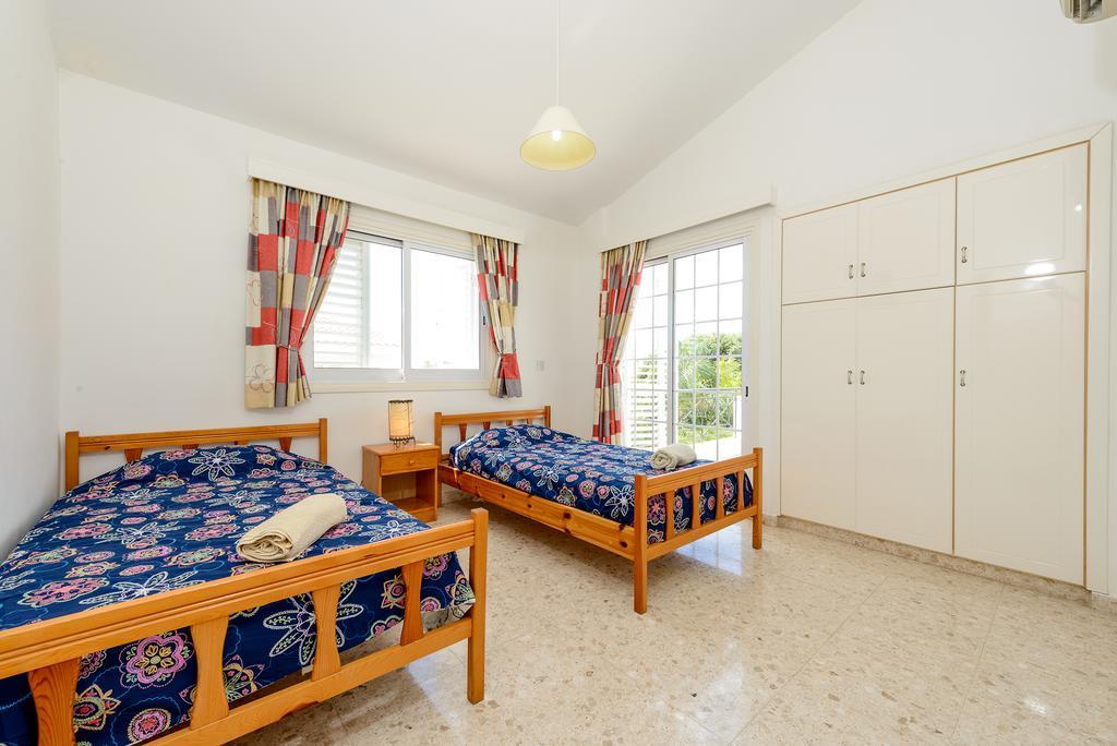 Merab Center Villas Айя Напа Стая снимка