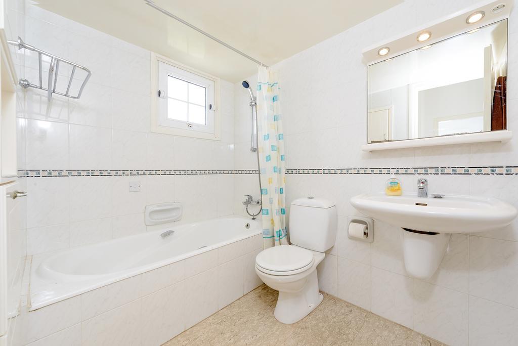 Merab Center Villas Айя Напа Стая снимка