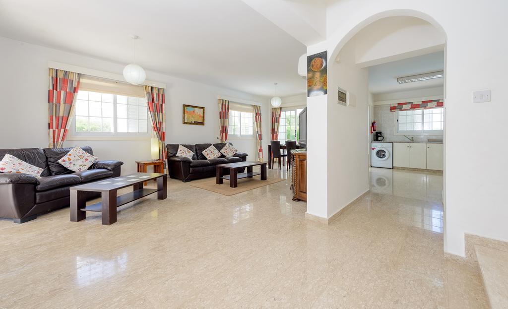 Merab Center Villas Айя Напа Стая снимка